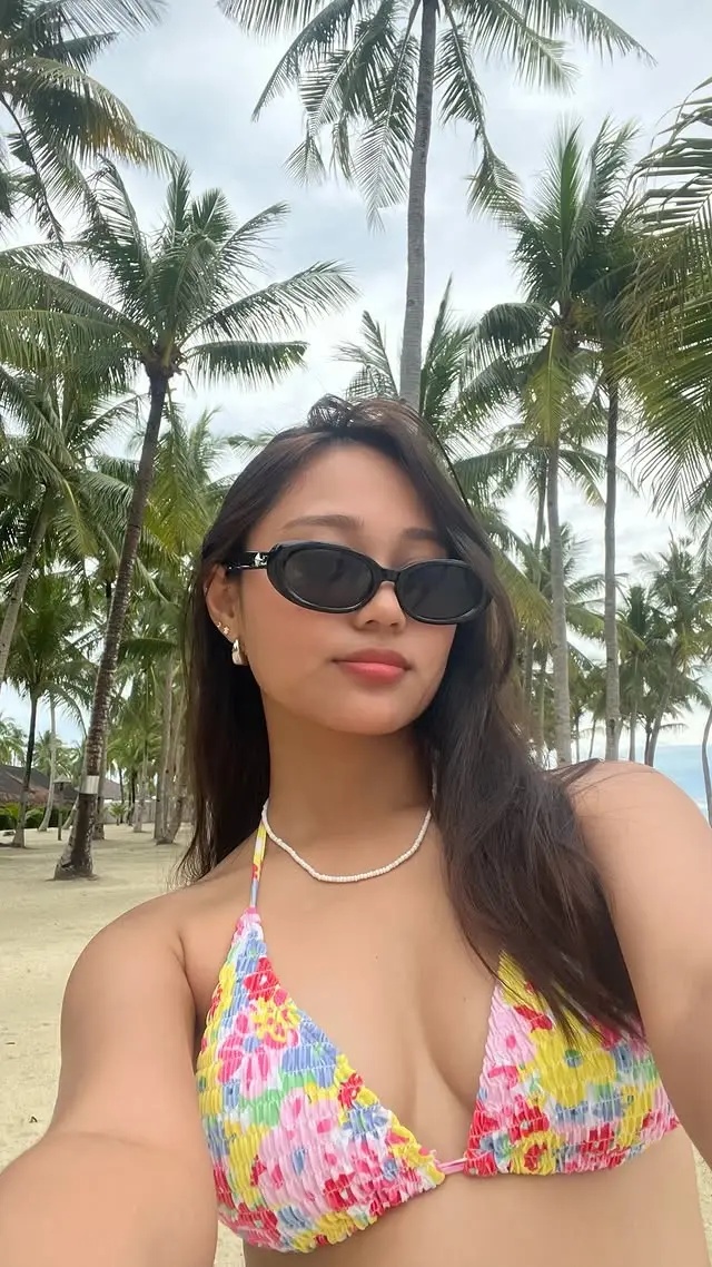 20 bikini pics ni classmate, san ka pa?