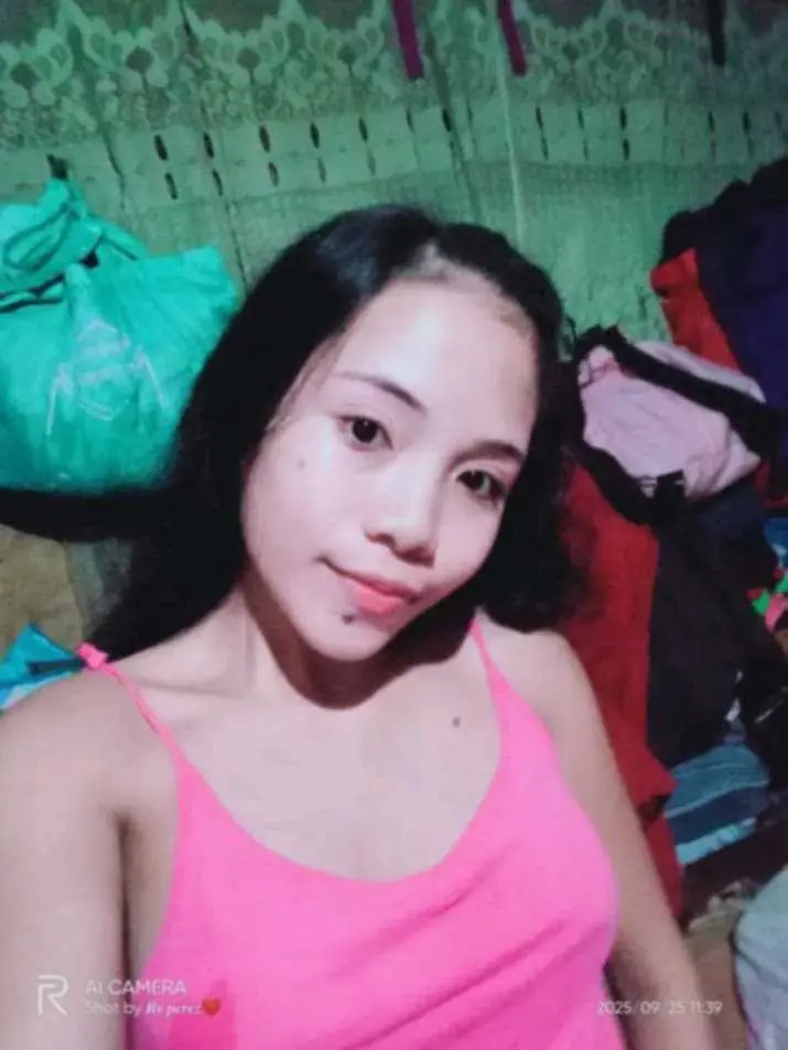 Wala ang asawa kaya lumandi muna sa blue app si manang