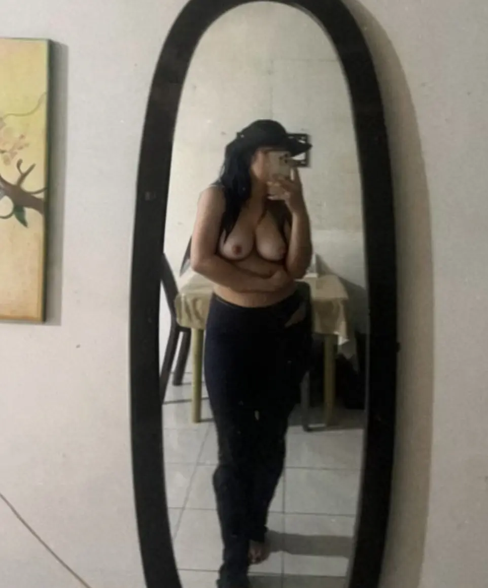 Milf mirror shot