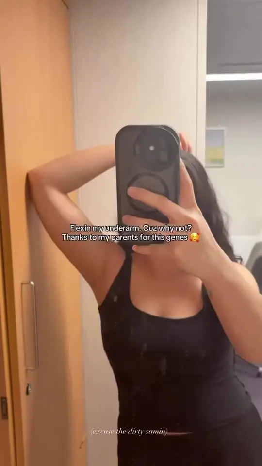 Kilikili ni college classmate na milf.