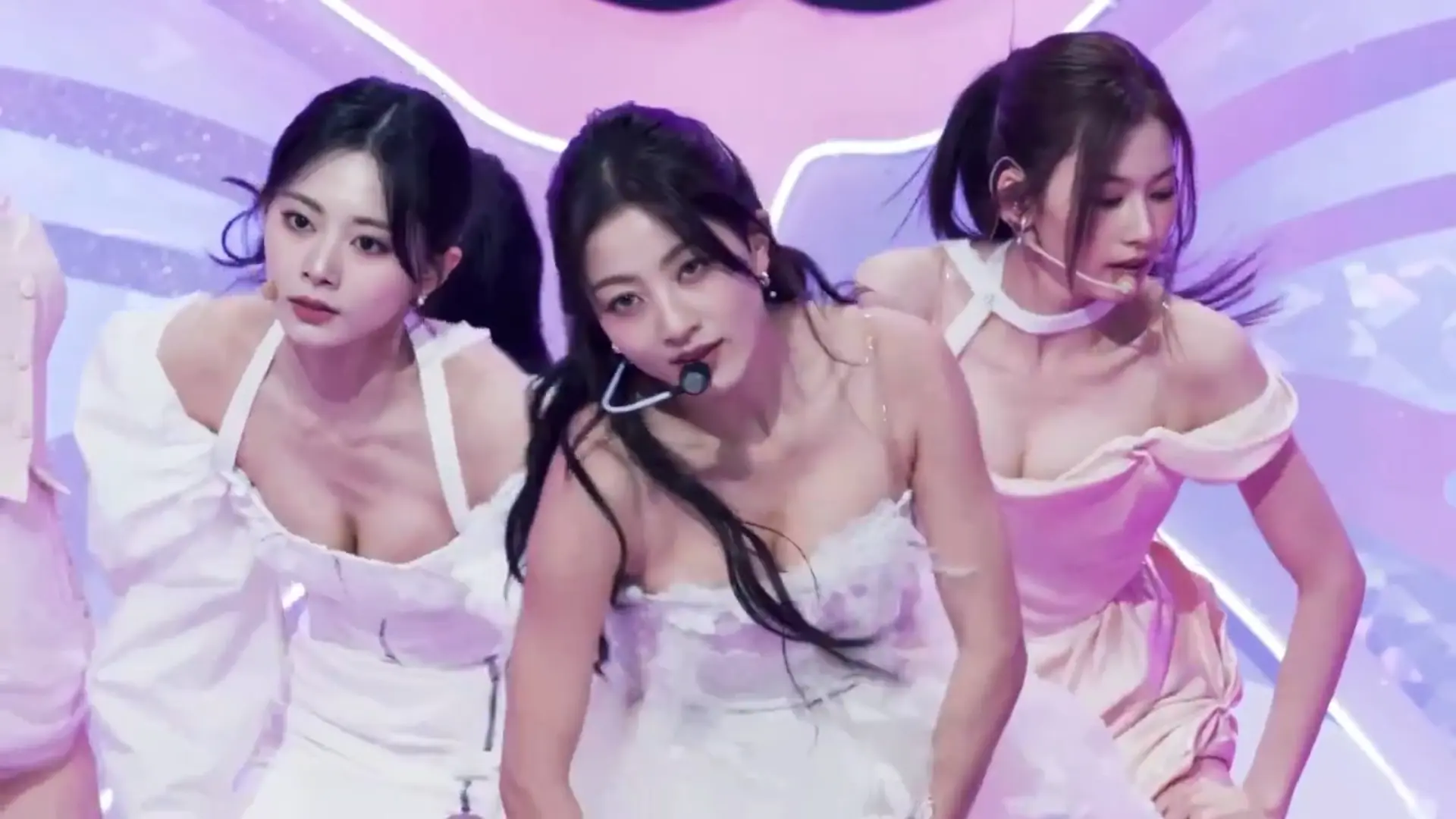 TWICE- Tzuyu Jihyo Sana- Inalog ang dragon balls.