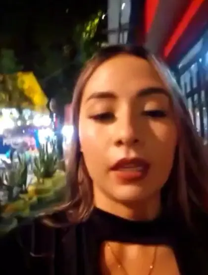 Pretty latina nag papakita ng kanyang dede sa public