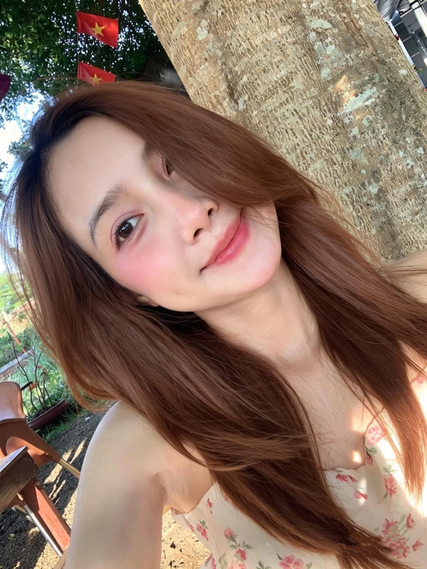 Có thể là hình ảnh về một hoặc nhiều người, tóc vàng và mọi người đang cười