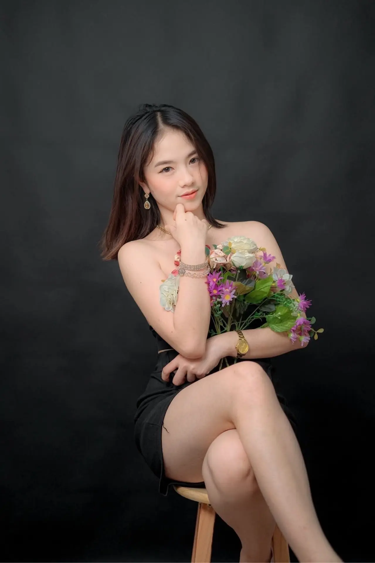 Petite chinita na mahilig gumiling at magpakita ng skin