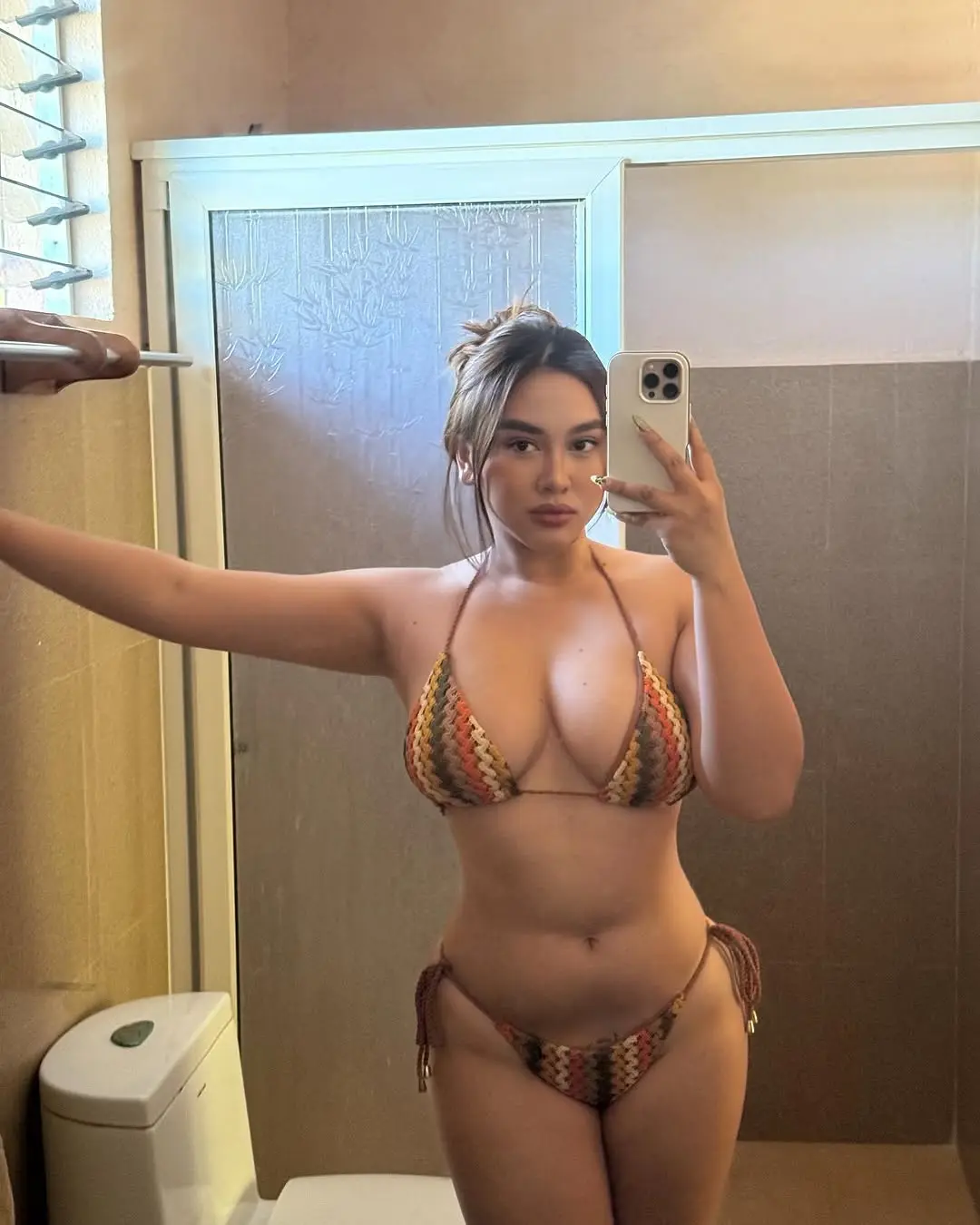 Jazmine-Abalo-sexy-bikini-shots-instagram-profile-model-asian-pinay-3.webp