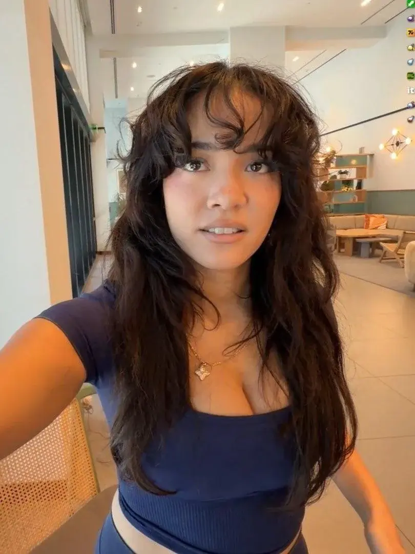 Twitch Streamer Cinna Crazy Cleavage