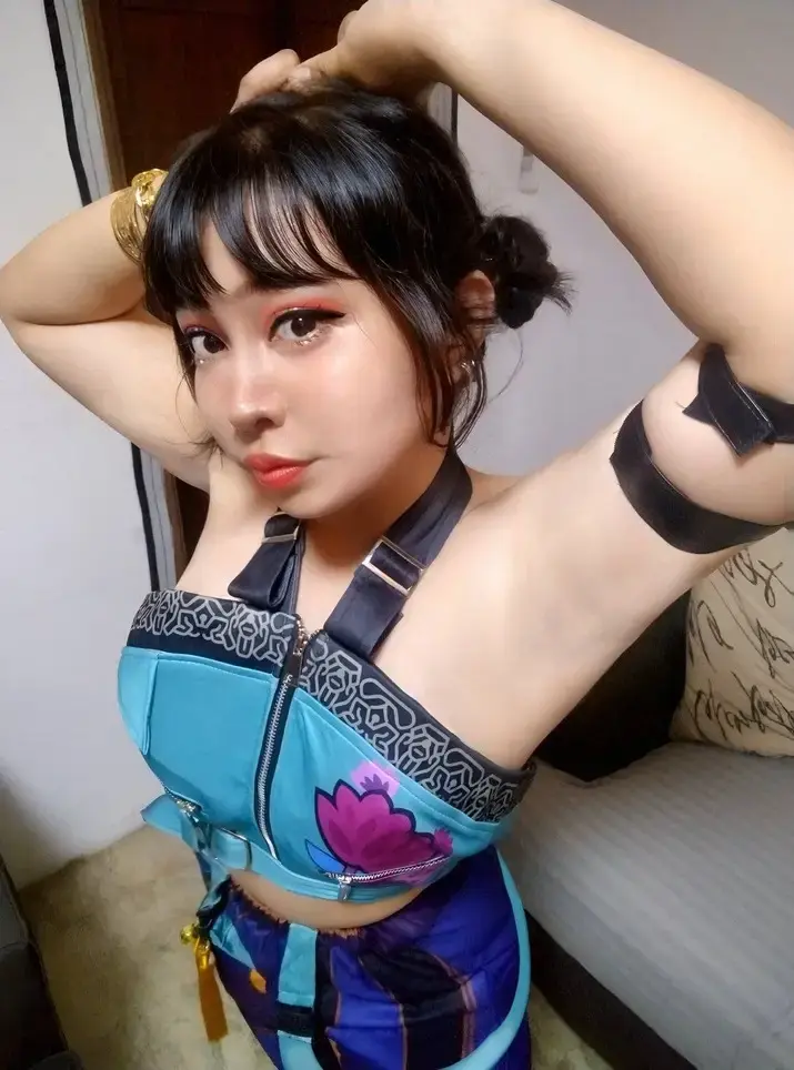 Pinay cosplayer armpit