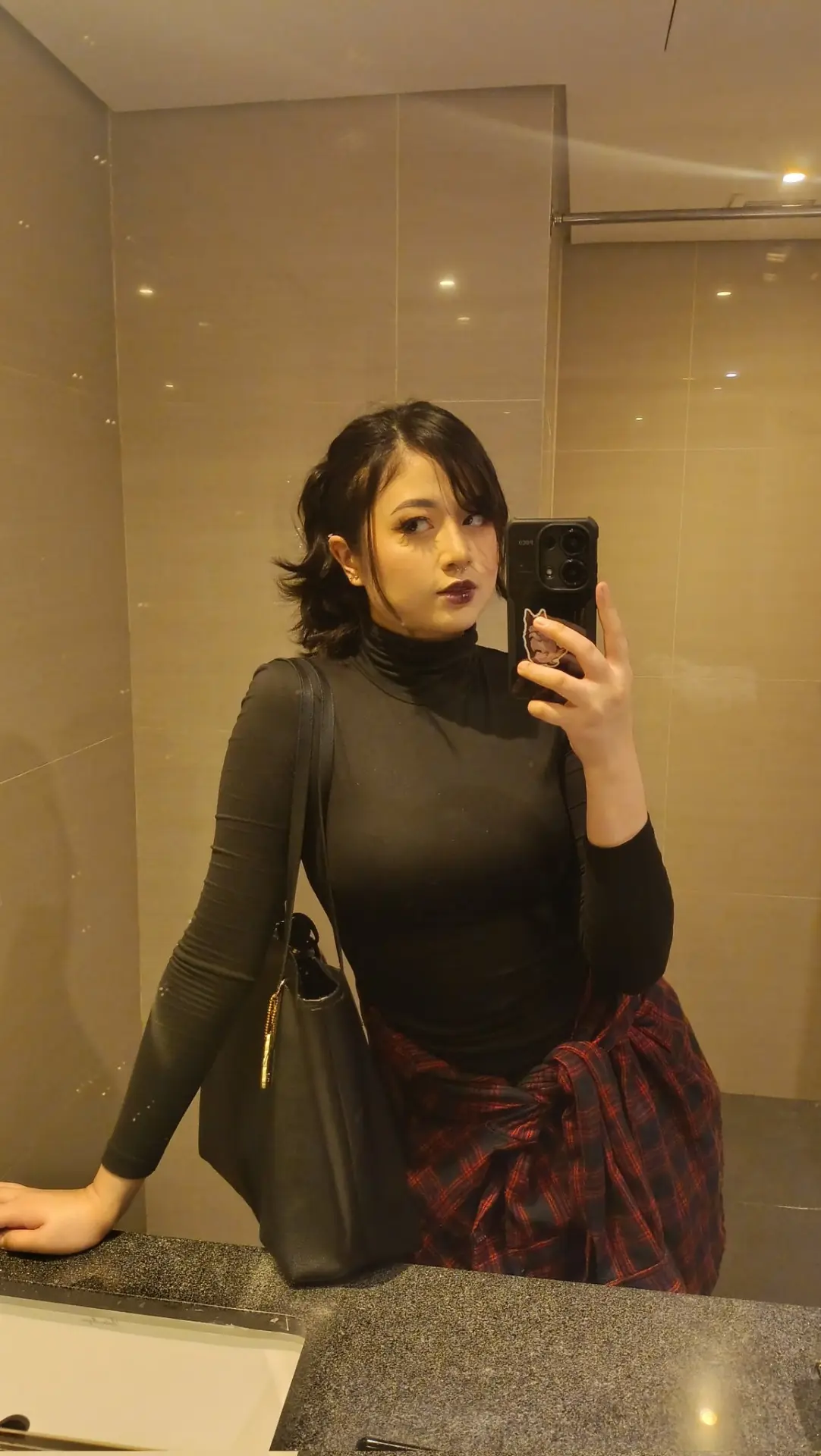 HHZxotcaQAAPL27.webp