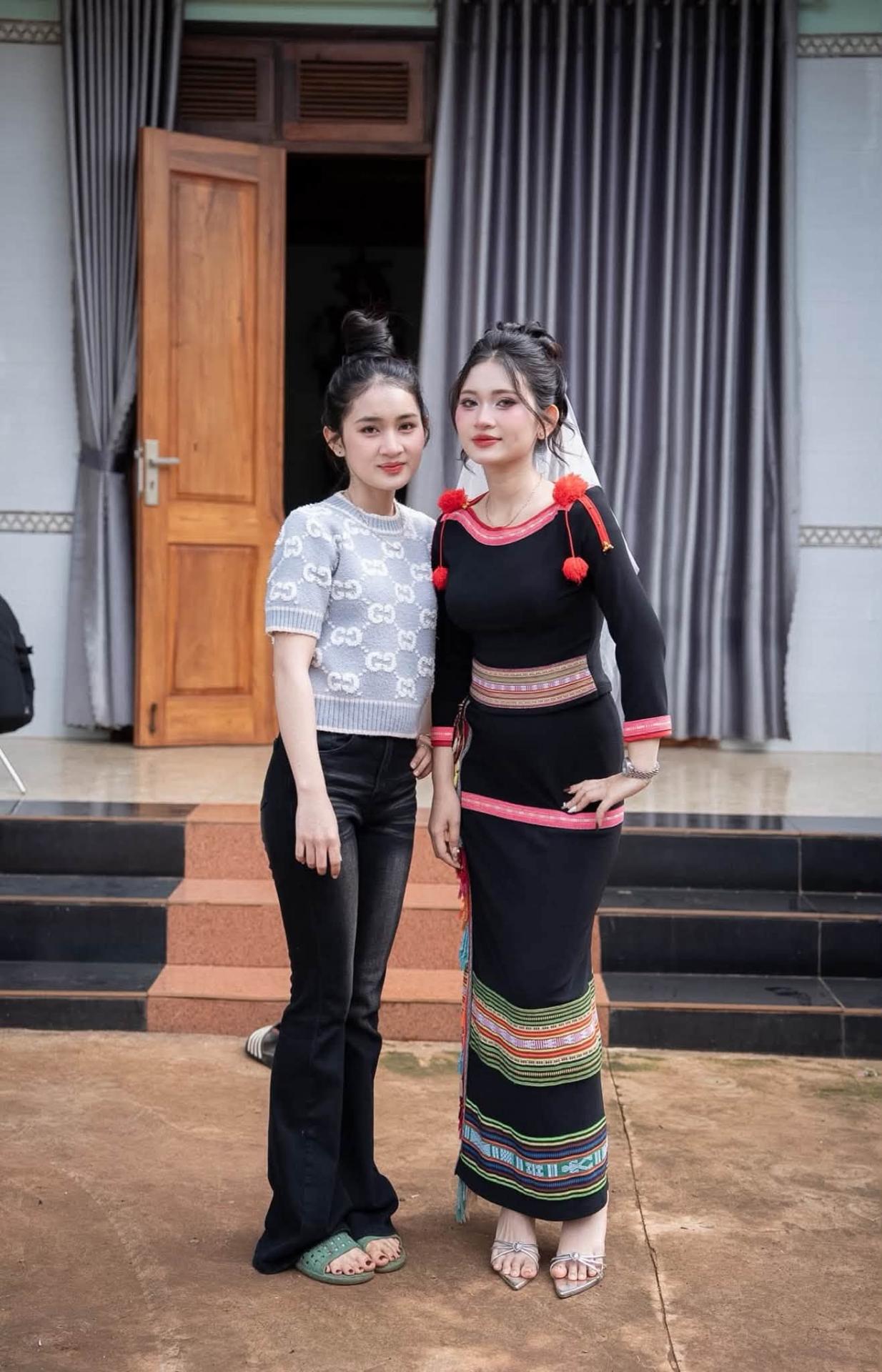 Có thể là hình ảnh về một hoặc nhiều người