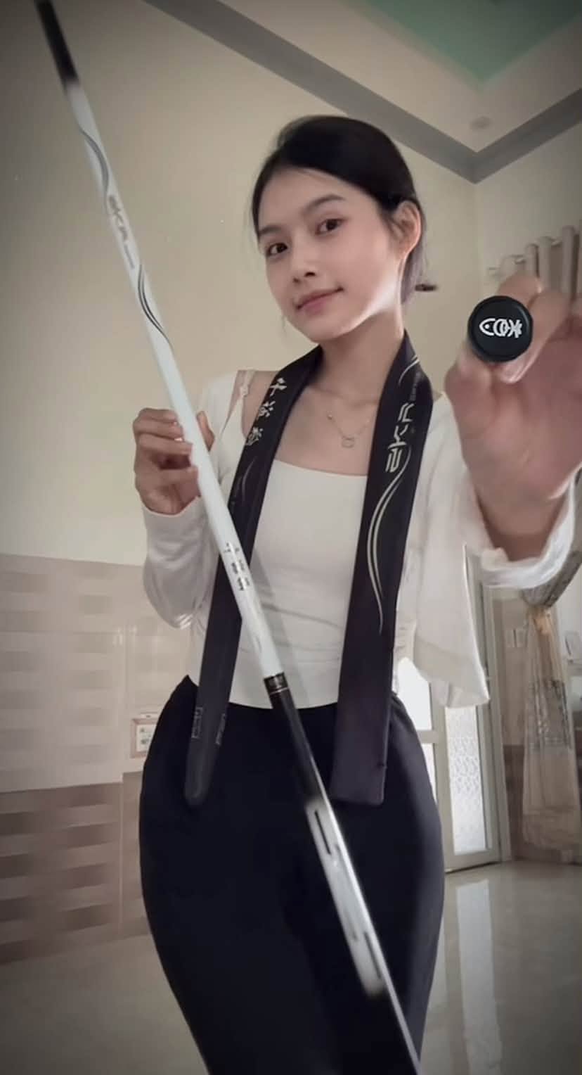 Có thể là hình ảnh về bida, gôn và kèn clarinet