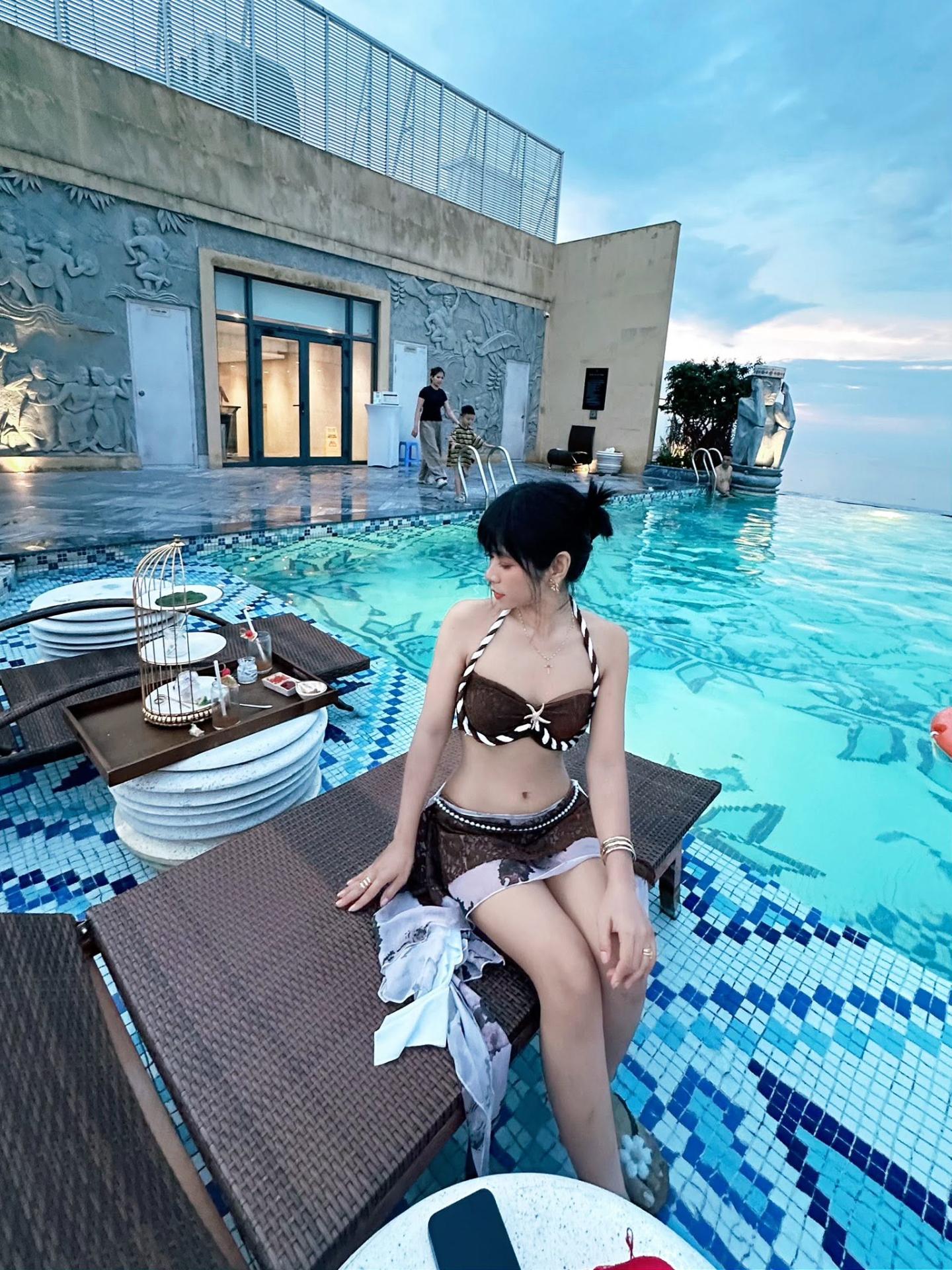 Có thể là hình ảnh về bơi và bể bơi